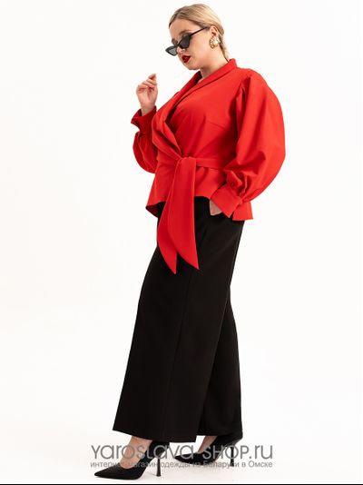 Элегантный женский костюм из красного жакета и черных брюк