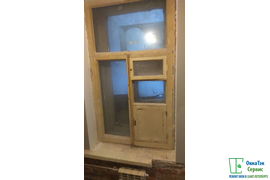 Состояние окна в ванной до реставрации. Отсутствует часть подоконника и притворная часть на правой створке