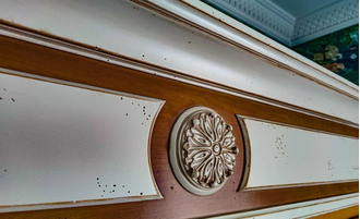 Шкаф для одежды с резным декором на фасадах и нижним ящиком.