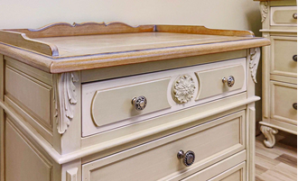 Тумба прикроватная с резным декором и на резных ножках.