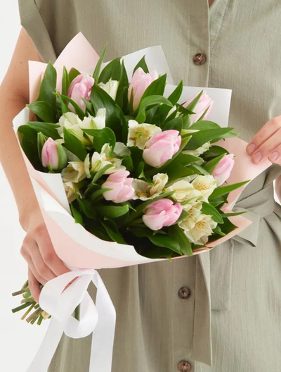 Букет из тюльпанов с альстромерией