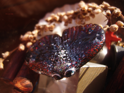 Миниатюрная брошь "Мотылёк-Уголёк"