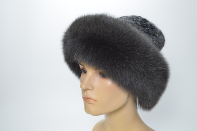 Темно серая шапка вязаная с черным мехом