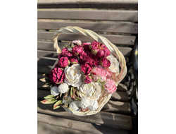 Корзина с зефирными пионами