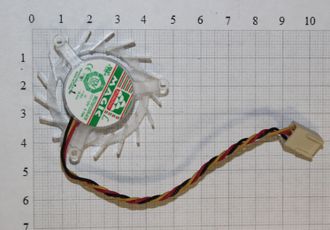 Вентилятор для видеокарты 4.5 см. 3 pin, расстояние между креплениями 3.7 см.