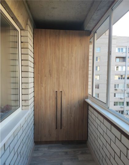 Шкаф на балкон встроенный
