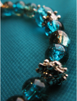 Необычный браслет в морском стиле "Отдых на лазурном берегу" с рыбкой и бусинами-кракле