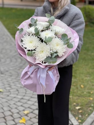 Букет из хризантем и эвкалипта