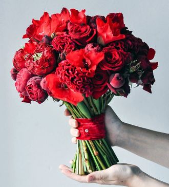 Красный букет невесты с пионовидной кустовой розой
