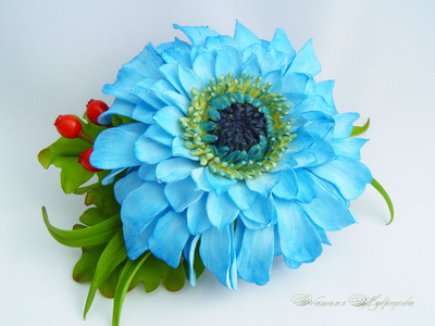 Заколка-автомат "Синяя гербера с брусникой".