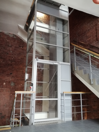 Лифтрон-4000 Подъемная платформа с ограждением шахты с высотой подъема до 13 метров. (стоимость зависит от высоты подъема и комплектации)