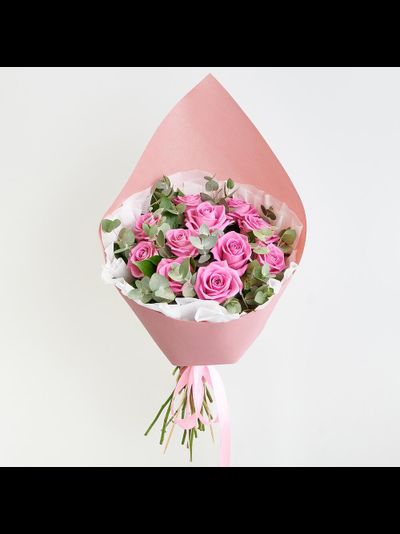 11 розовых роз с эвкалиптом