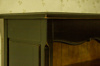 Витрина открытая, широкая, с переставными полками.