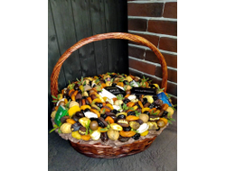 Корзина из сухофруктов и орехов