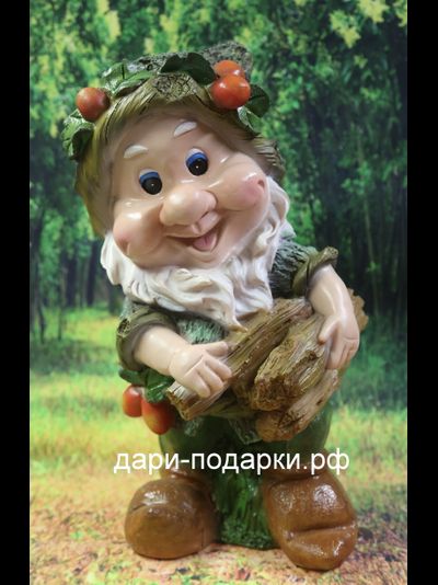 Гном с дровами и ягодами на шапке  39*22см   2,7кг    полистоун Россия 2428/09403-1*