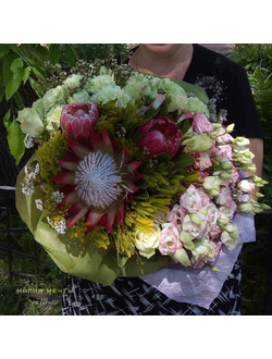 Протея, Розы, лизиантус и букетная зелень "Тропическая история"