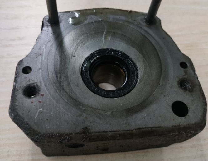 2НВР-5Д, промежуточная крышка первичной и вторичной камер (ступеней) вакуумного насоса.