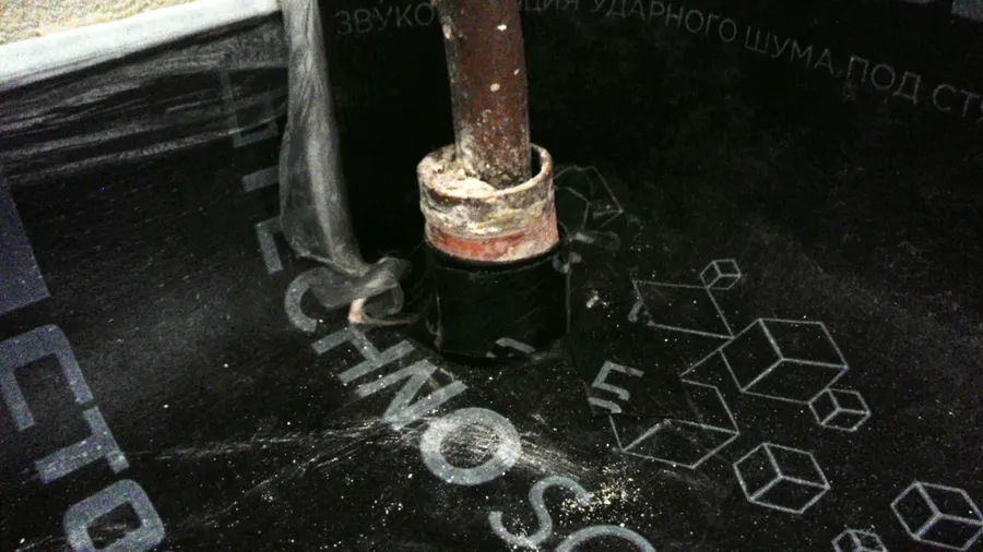 Оклейка "стакана" коммуникаций для предотвращения проникновения "звукового мостика" ударного шума в стяжку пола