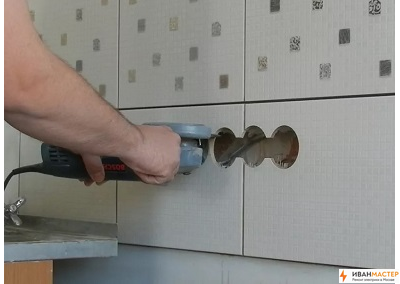 Штробление в кафельном полу в ванной квартиры ИВАНМАСТЕР