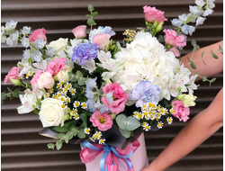 Коробка с гортензией и дельфиниумом "Вихрь чувств"