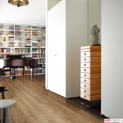 Декор ламината Haro Дуб Элеганза Натур 541582 в интерьере комнаты