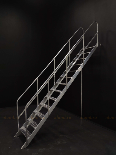 Инвентарная приставная лестница с поручнями ЛПИ-4.0