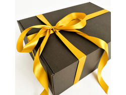 Черная подарочная коробка GILEV 37x26x12см с золотой лентой и наполнителем