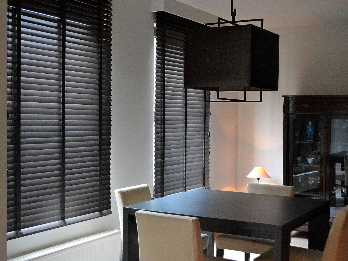 Горизонтальные деревянные жалюзи венге в интерьере гостинной, столовой зоны