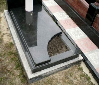 Надгробная плита с вырезом под цветник