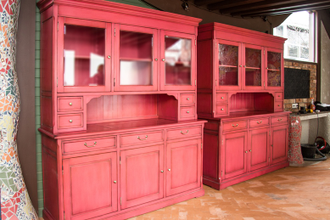 Буфет с верхней надстройкой со стеклом на цоколе.