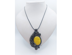 Кулон из натуральной кожи с белым янтарем 00885