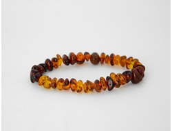 Браслет на резинке из коньячного обработанного янтаря