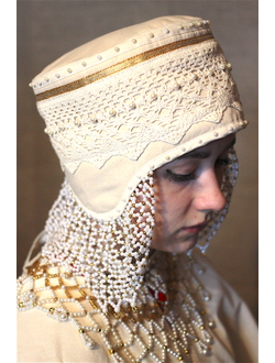 Русский народный женский головной убор "Повойник с жемчугами".