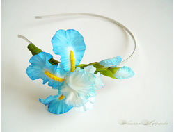 Ободок с голубыми ирисами "Море грез". Цветы из полимерной глины.