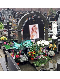 Эксклюзивный памятник с зеленой Аркой и портретом