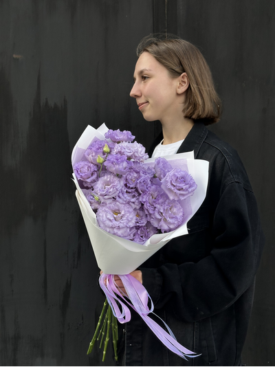 Букет эустомы фиолетовый