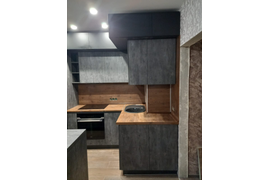 Кухня бетон и графит с антресолями