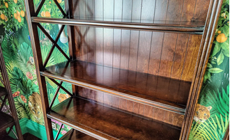 Стеллаж высокий с перекрестиями, на точеных ножках.