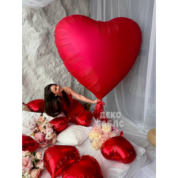 Гигантское матовое красное сердце из шаров на кровати с цветами доставка Троицк Новая Москва