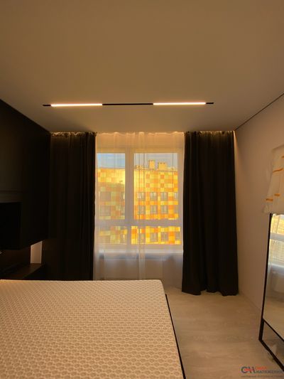 Спальня тканевый потолок с нишей, подсветкой, треками 19м2