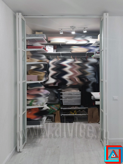 Дверь-книжка  из 4-х створок в AL профиле для шкафа и гардеробной