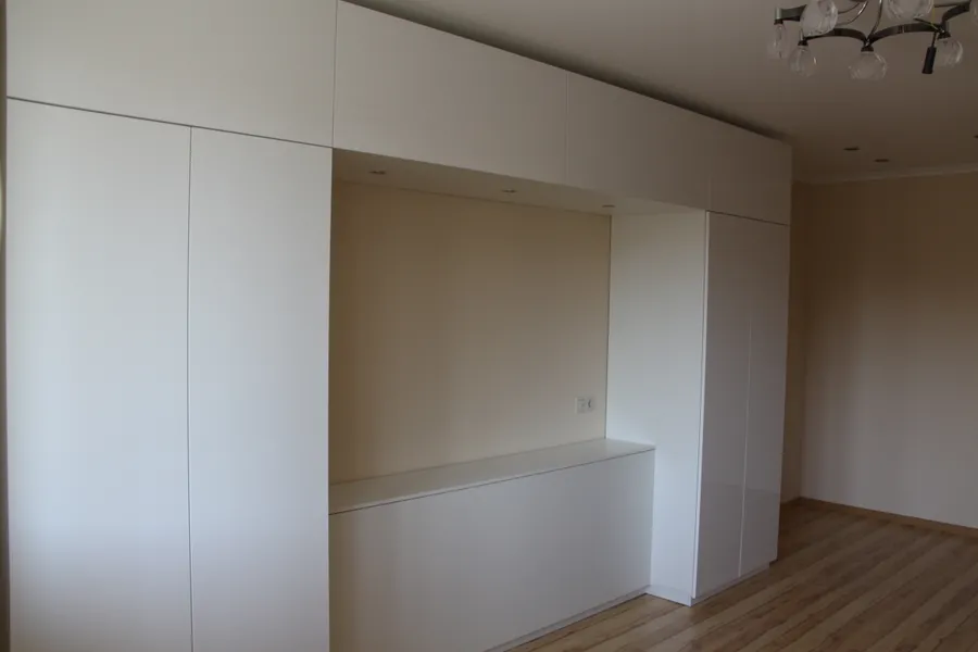 Шкаф без ручек , фасады высокий глянец Акрил