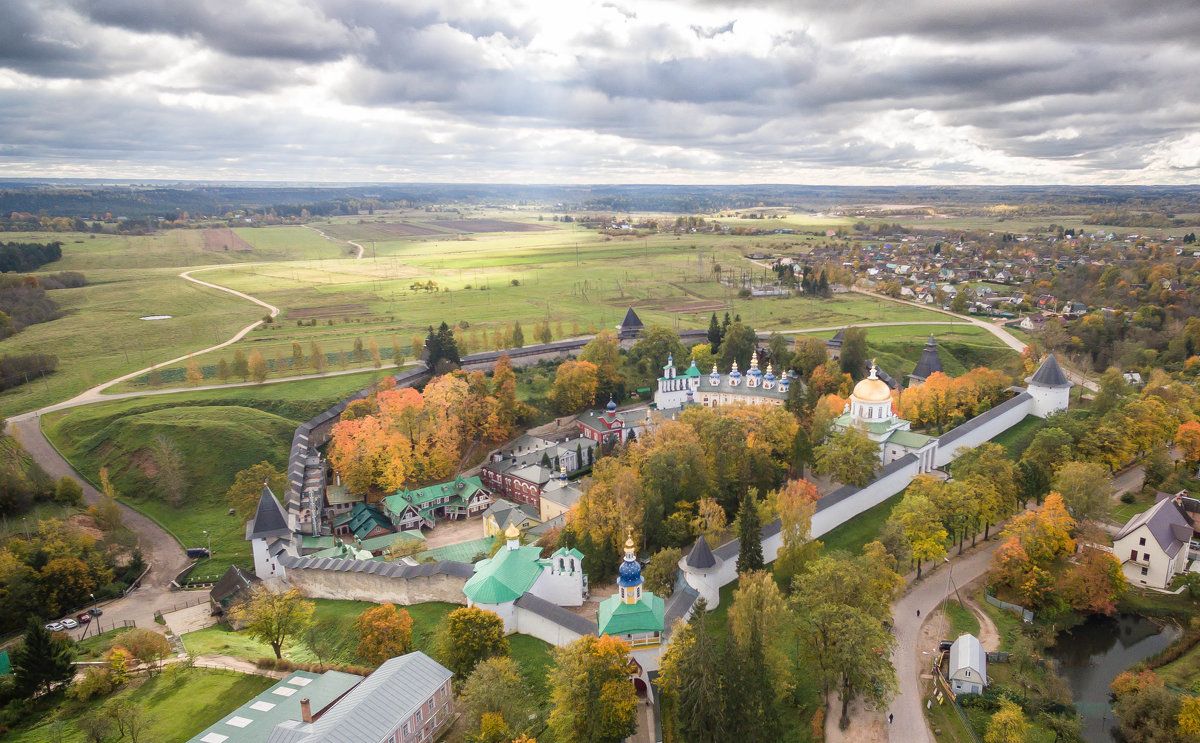 Панорама Свято-Успенского Псково-Печерского монастыря. Автор фото: Дмитрий Погодин