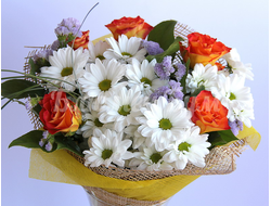 букет от цветочного бумага из ромашковых белых хризантем и головчатых роз Наб Челны