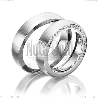 Обручальные кольца из белого золота с бриллиантами в женском кольце гладкие, с шершавой поверхностью
