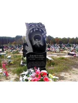 На фото фигурный памятник на могилу с резным деревом в СПб