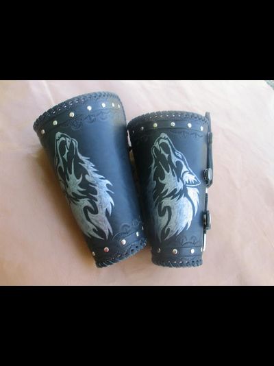 Наручи с ножом "Волк в лесу".