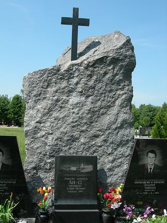 Картинка памятника крест в скале на могилу в СПб