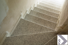 С поворотом 90 градусов с забежными ступенями