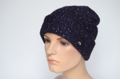 temno-sinyaya-shapka-vyazanaya-s-otvorotom-i-payetkami